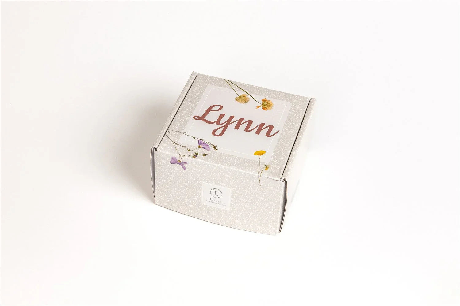 Personalized gift box with the name Lynn and floral design on beige patterned packaging